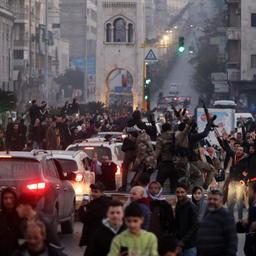Einwohner gehen in Hama auf die Straße, um die Rebellen zu begrüßen