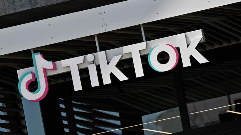 Das TikTok-Logo ist an einem Gebäude zu sehen. (Archivbild: 4.4.2025)