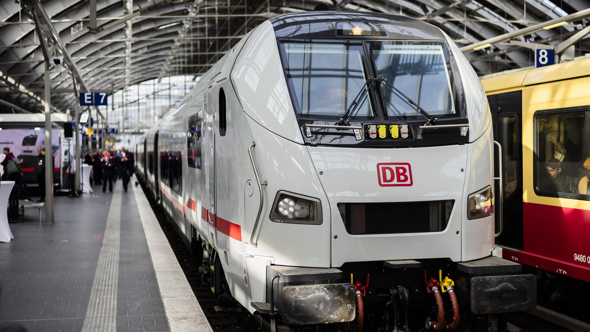 Der neue ICE L der Deutschen Bahn bei dessen Premiere am Berliner Ostbahnhof.  | dpa