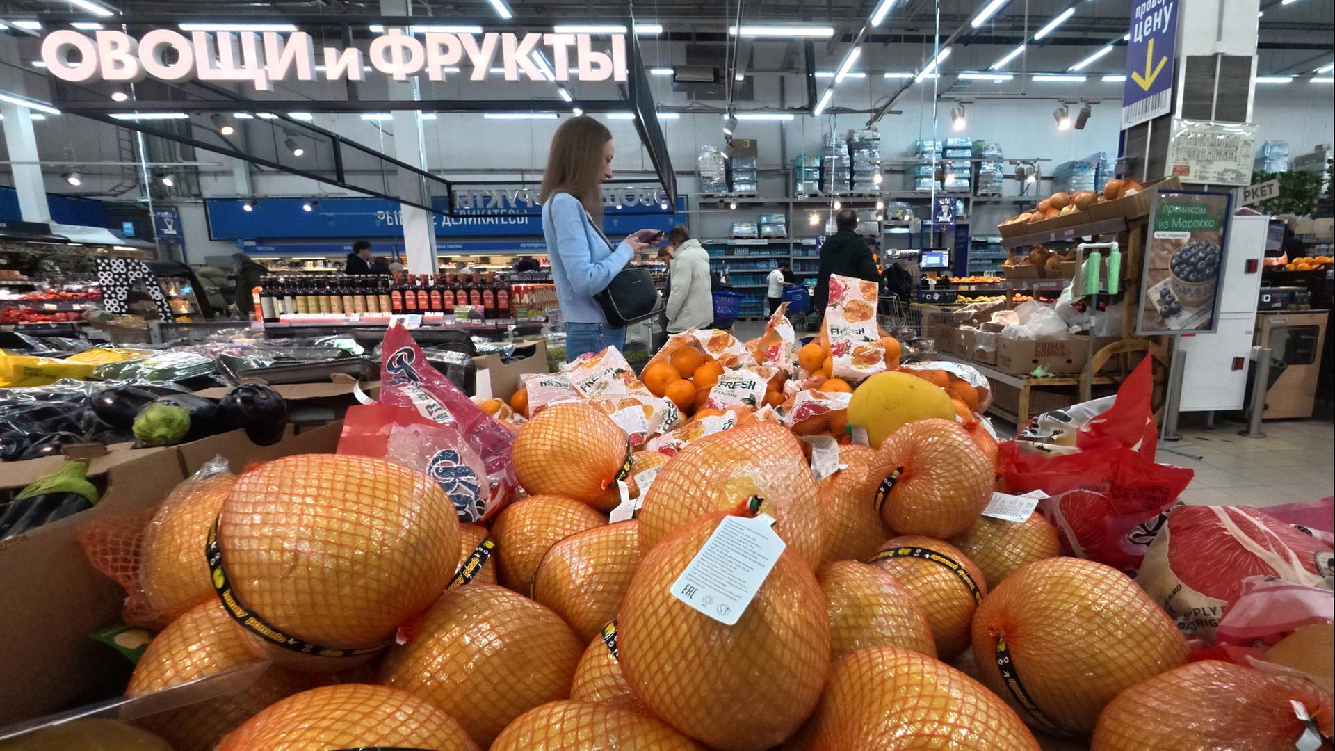 Menschen kaufen in einem Supermarkt in Moskau, Russland ein. | EPA