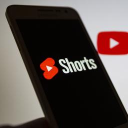 YouTube Shortswird auf einem Smartphone-Bildschirm angezeigt.