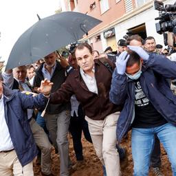 Menschen werfen Schlamm auf Spaniens König Felipe im Katastrophengebiet in Valencia.