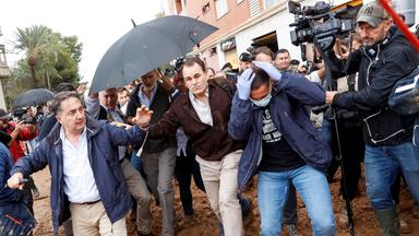 Menschen werfen Schlamm auf Spaniens König Felipe im Katastrophengebiet in Valencia.