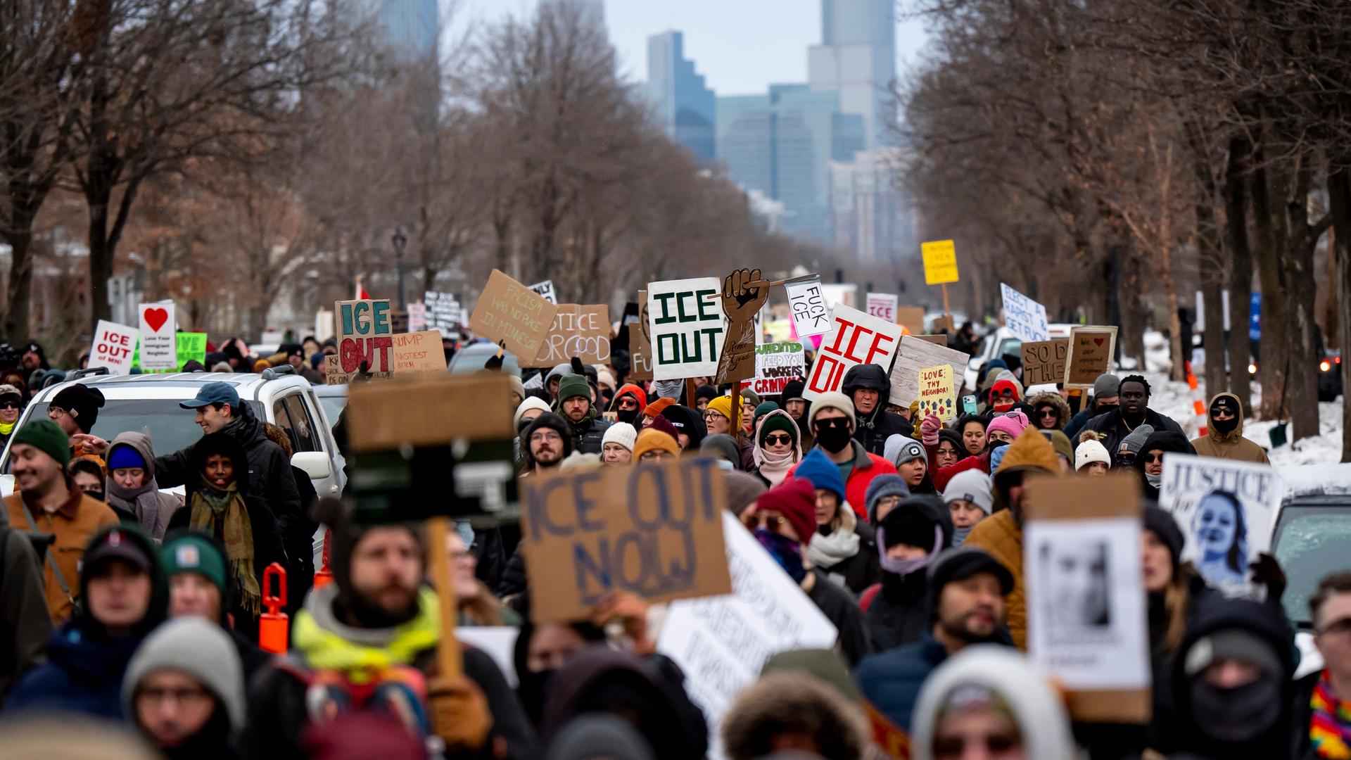 Menschen demonstrieren in Minneapolis, USA. | dpa