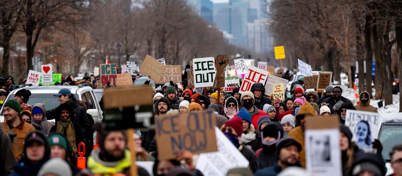 Menschen demonstrieren in Minneapolis, USA.