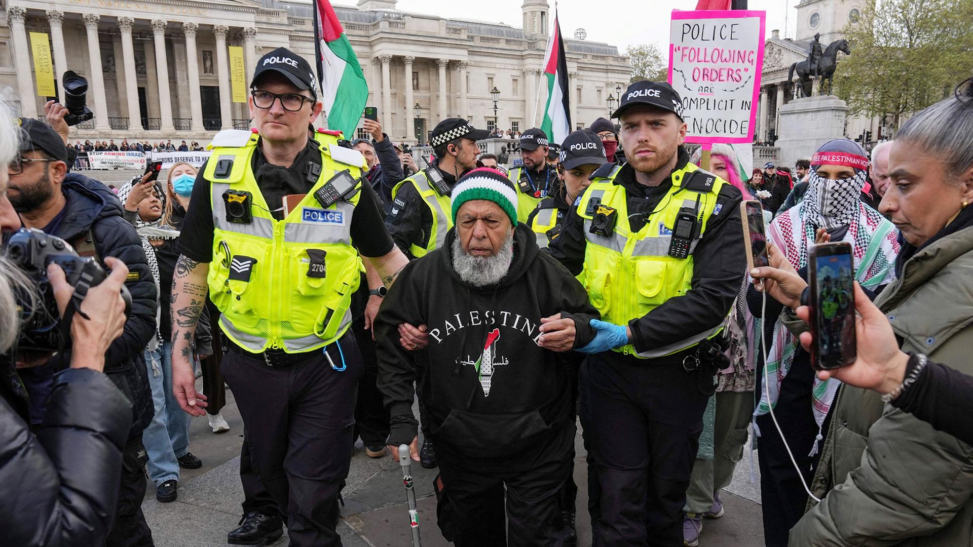 Britische Polizisten führen einen Demonstranten ab. | AFP