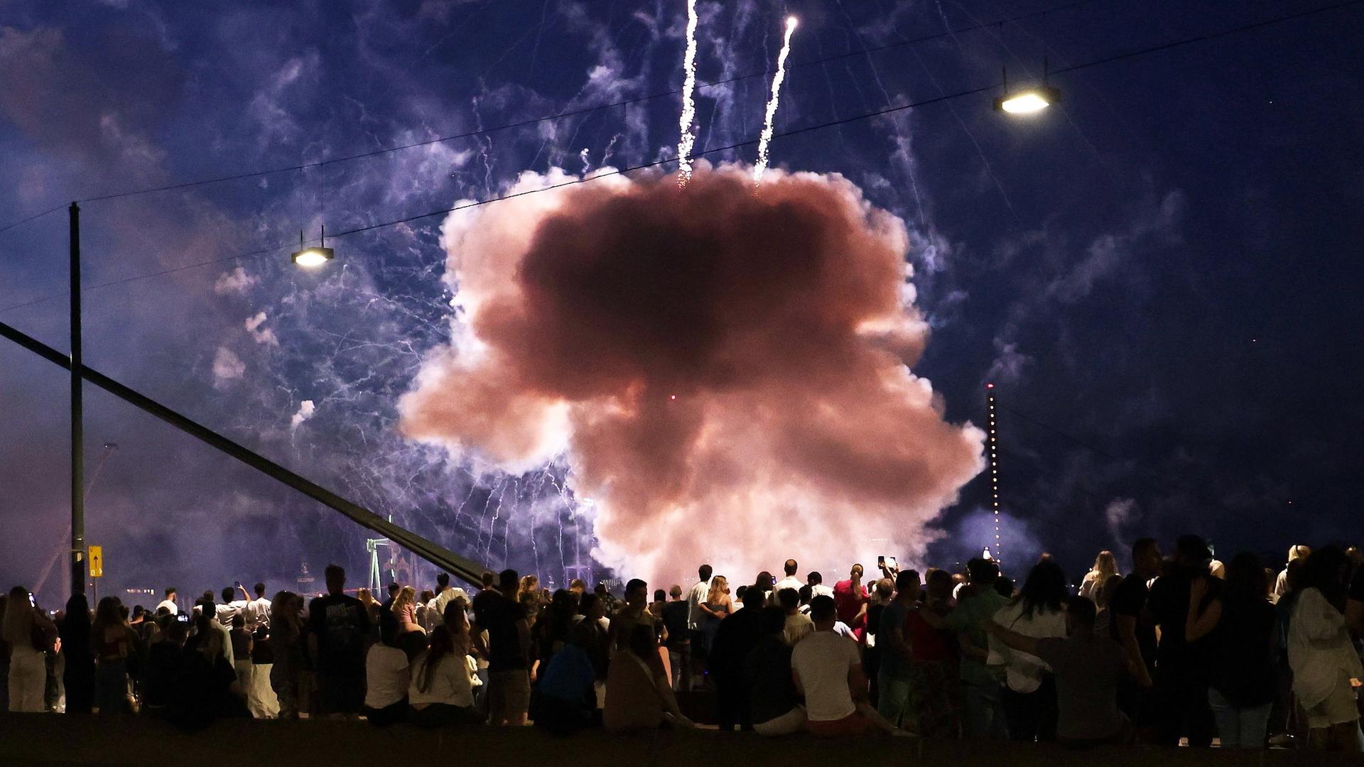  Ein Feuerwerkskörper explodiert in zu niedriger Höhe über Zuschauen beim Abschlussfeuerwerk der Rheinkirmes. | dpa