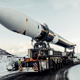 Eine "Isar Aerospace"-Rakete wird transportiert.