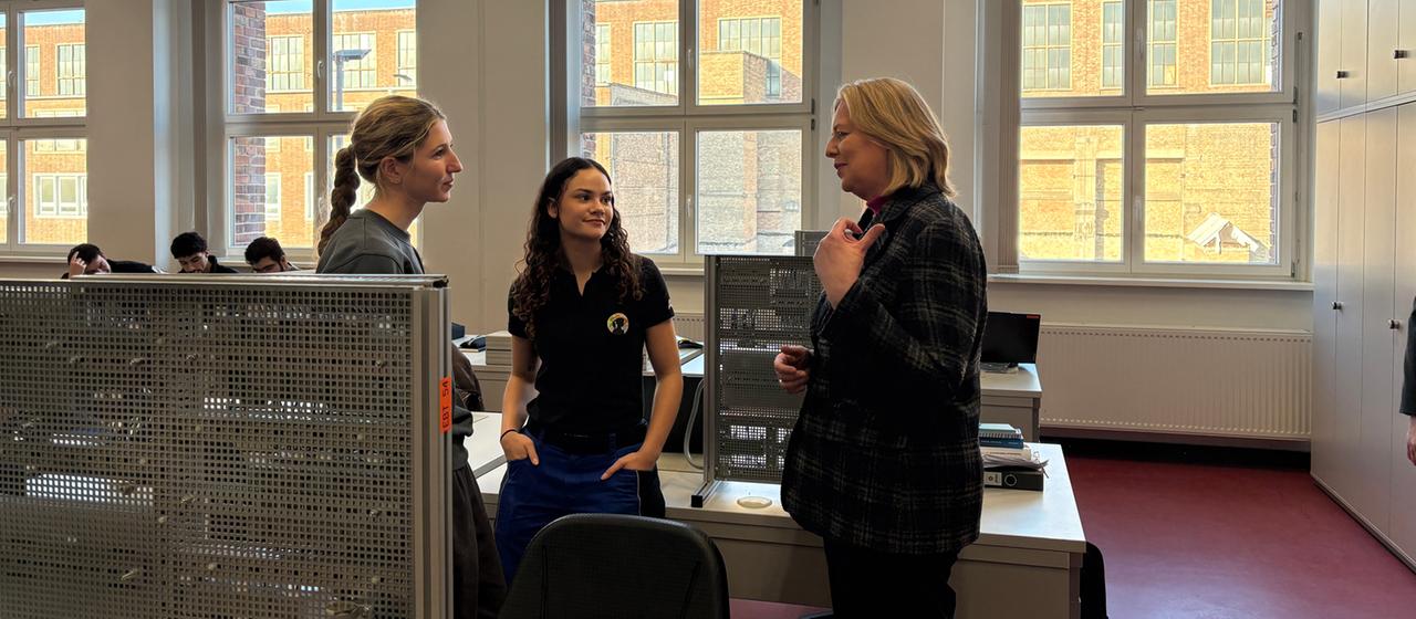 Bärbel Bas mit zwei Auszubildenden.