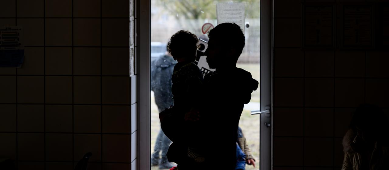 Eisenhüttenstadt: Geflüchtete warten in einem Raum der Erstaufnahme auf dem Gelände der Zentralen Ausländerbehörde Brandenburgs (ZABH).