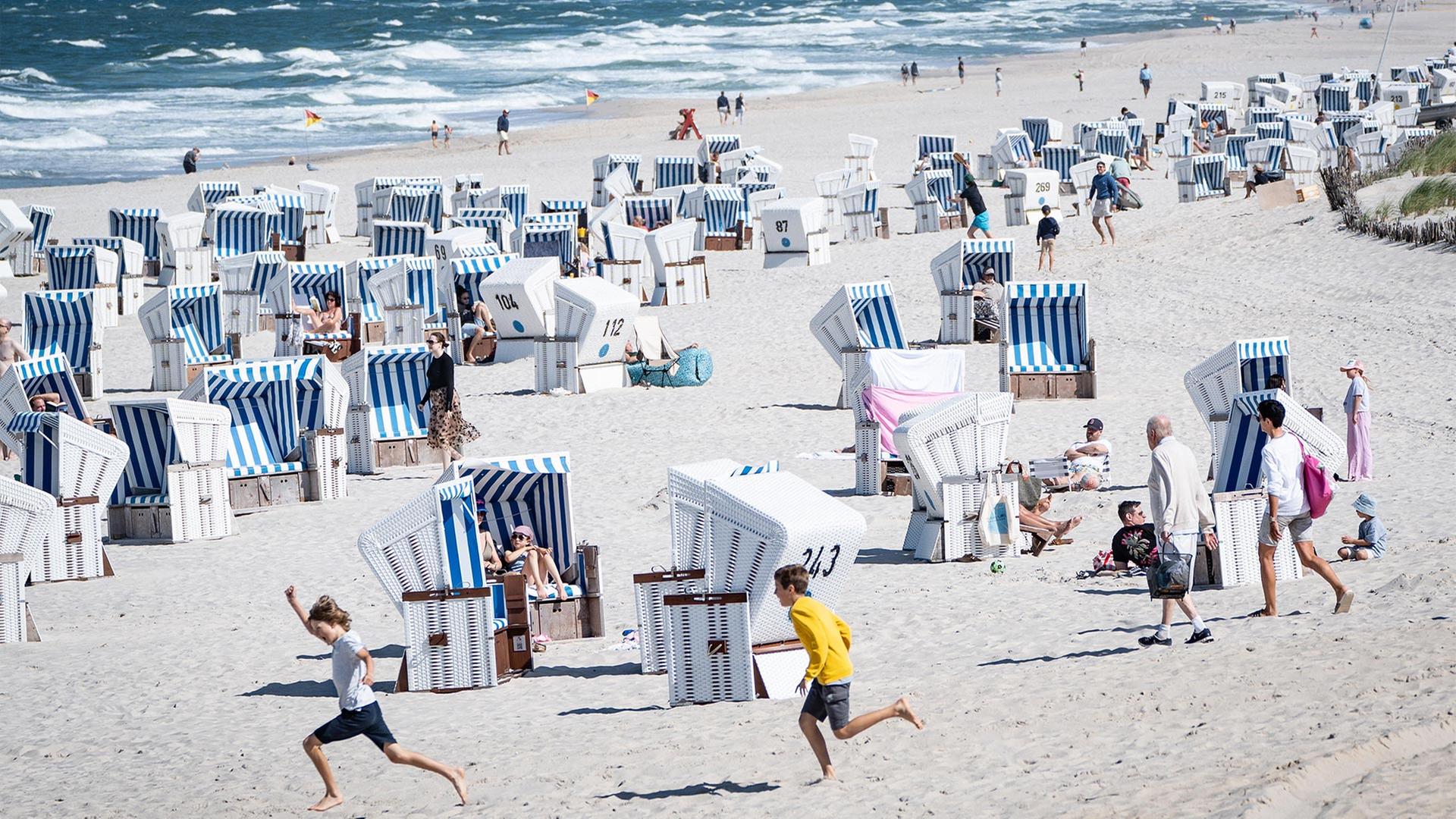 Urlauber am Strand in Kampen, Sylt. | picture alliance / Chris Emil Ja
