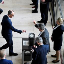 Friedrich Merz nimmt an einer Abstimmung im Bundestag zum Finanzpaket teil