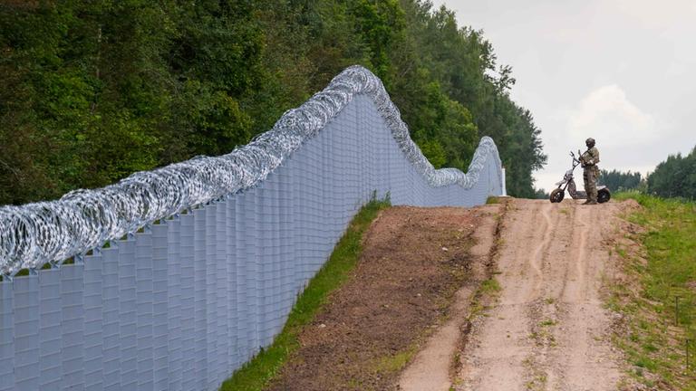 Ein Angehöriger der staatlichen Grenzschutzbehörde (SBG) patrouilliert an der lettisch-weißrussischen Grenze in der Nähe von Krivanda in Ostlettland.