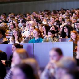 Studierende im großen Hörsaal am Tag der Erstsemesterbegrüßung zum Wintersemester 2023/24 an der Uni Köln. 