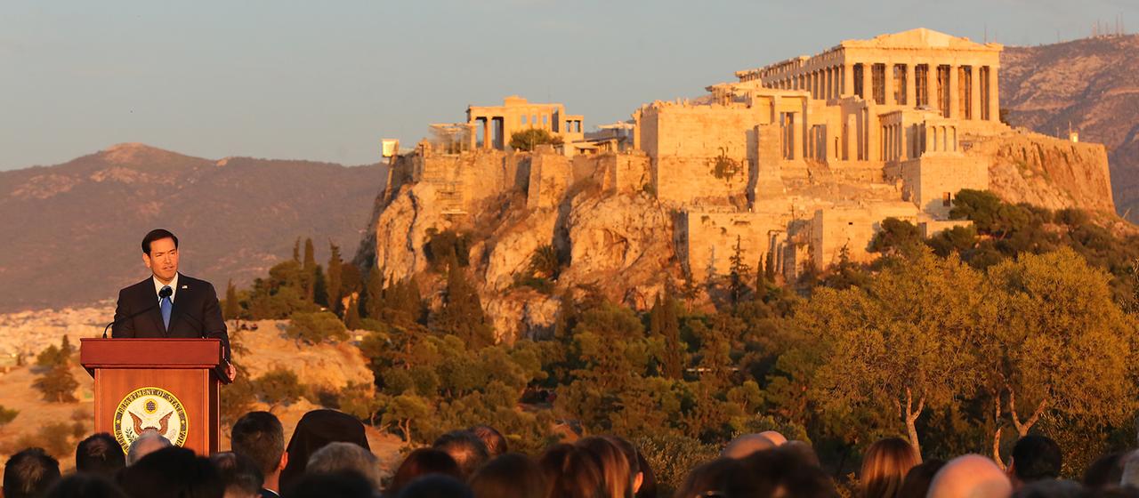Marco Rubio spricht vor der Akropolis.