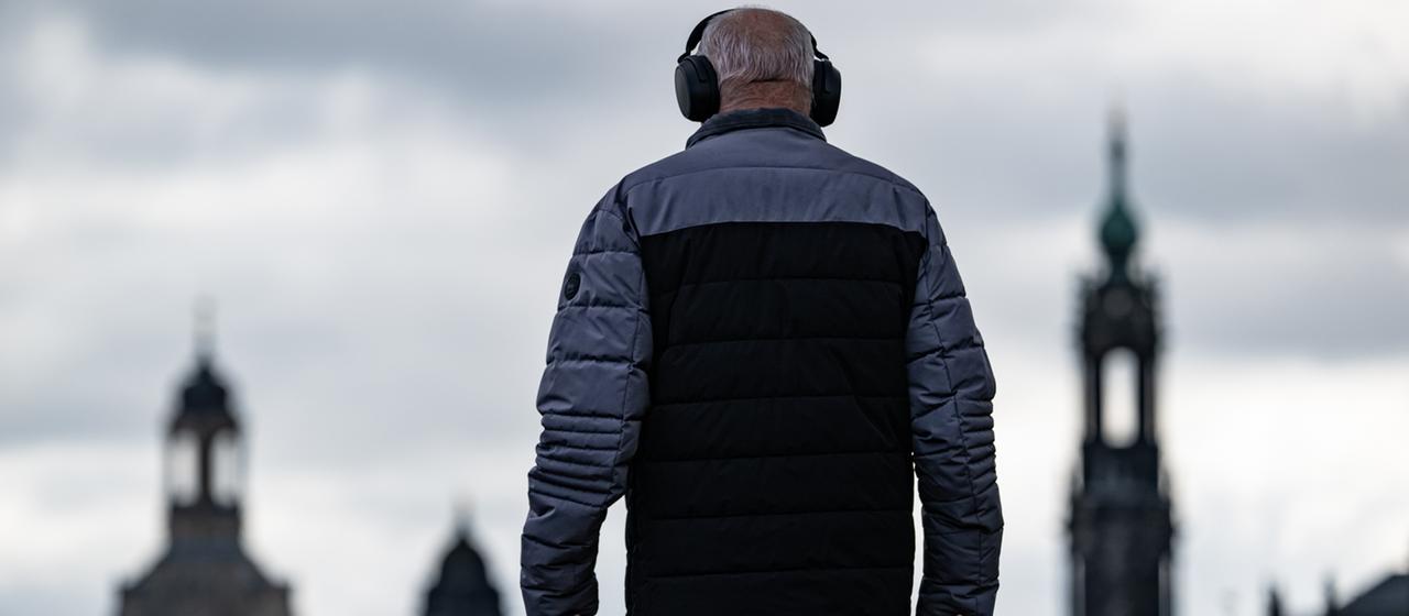 Ein Mann ist auf dem Elberadweg in Dresden unterwegs und trägt dabei Kopfhörer.