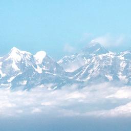 Blick aus dem Flugzeug auf das Himalaya-Gebirge mit dem Mount Everest.