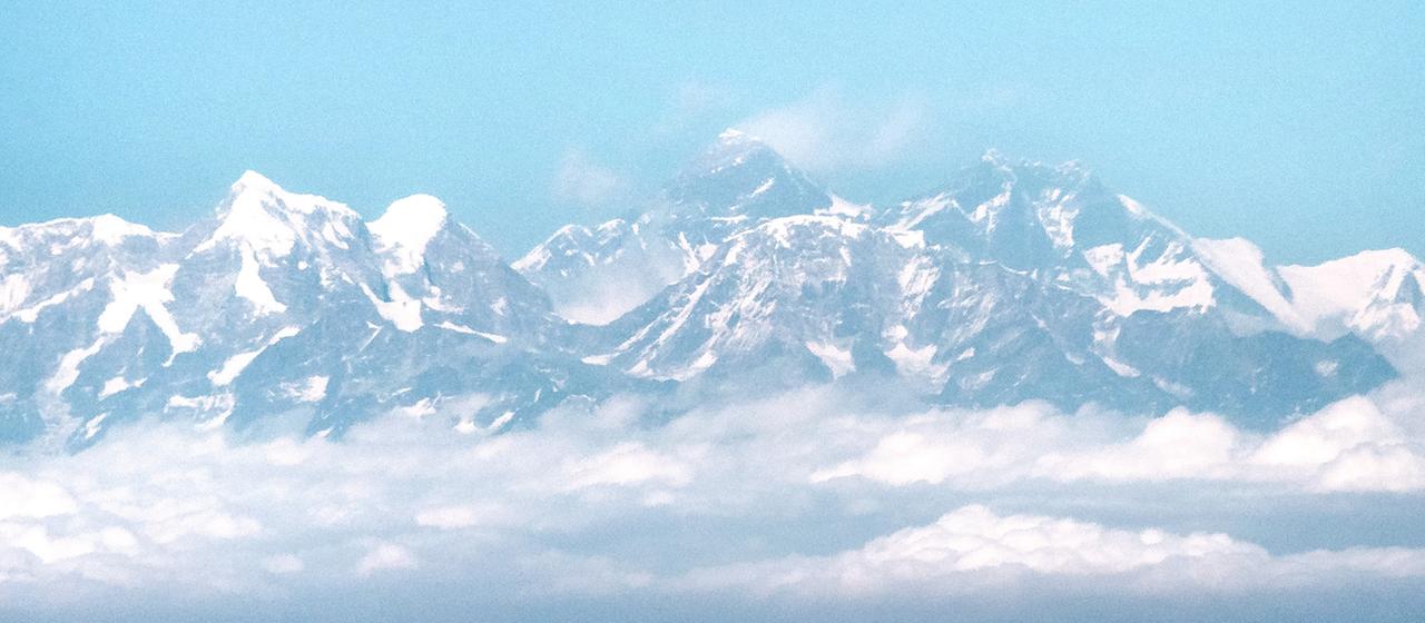 Blick aus dem Flugzeug auf das Himalaya-Gebirge mit dem Mount Everest.