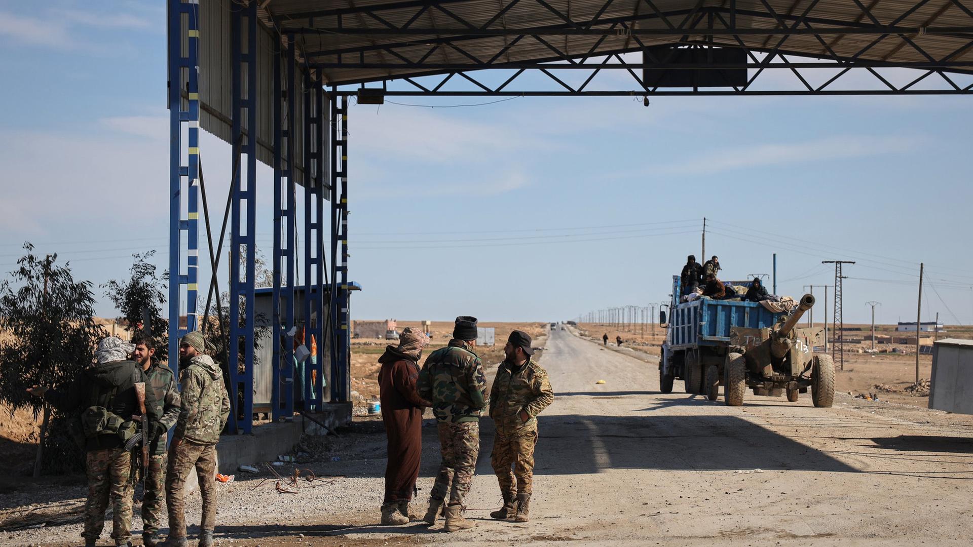 Syrische Regierungstruppen an einem verlassenen Kontrollpunkt zwischen Raqqa und Hassakeh. | AP