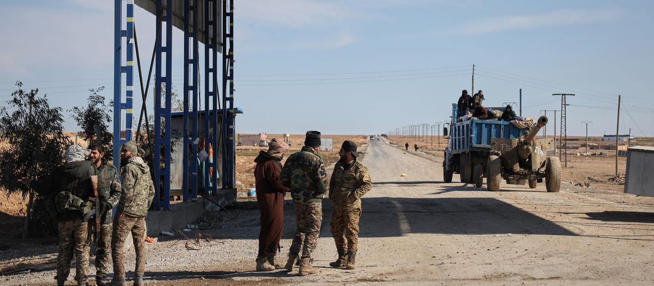 Syrische Regierungstruppen an einem verlassenen Kontrollpunkt zwischen Raqqa und Hassakeh.