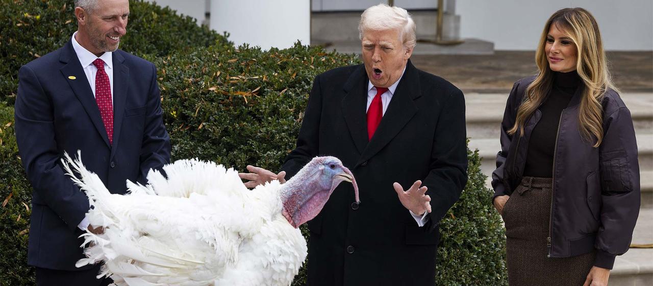 Donald Trump, Melania Trump und ein Truthahn vor dem Weißen Haus.