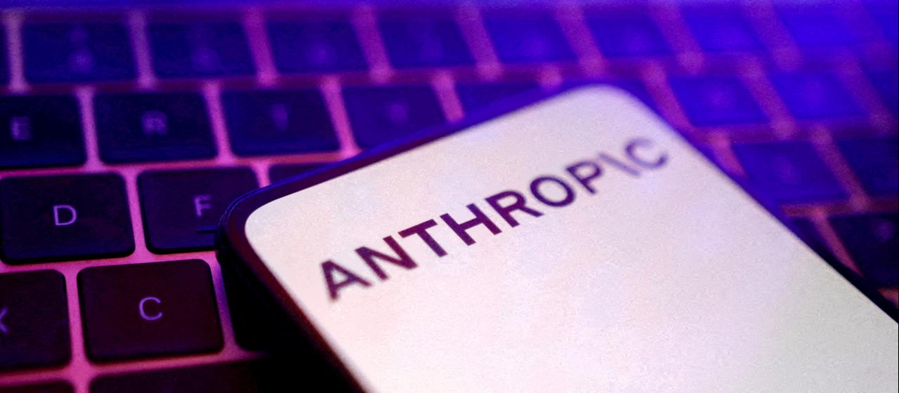 Das Logo von Anthropic ist auf einem Smartphone zu sehen, das auf einer Tastatur liegt.