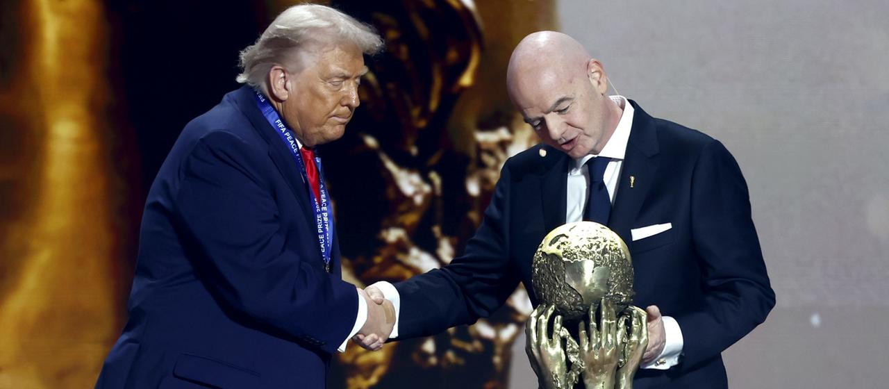 Donald Trump und Gianni Infantino geben sich die Hand 
