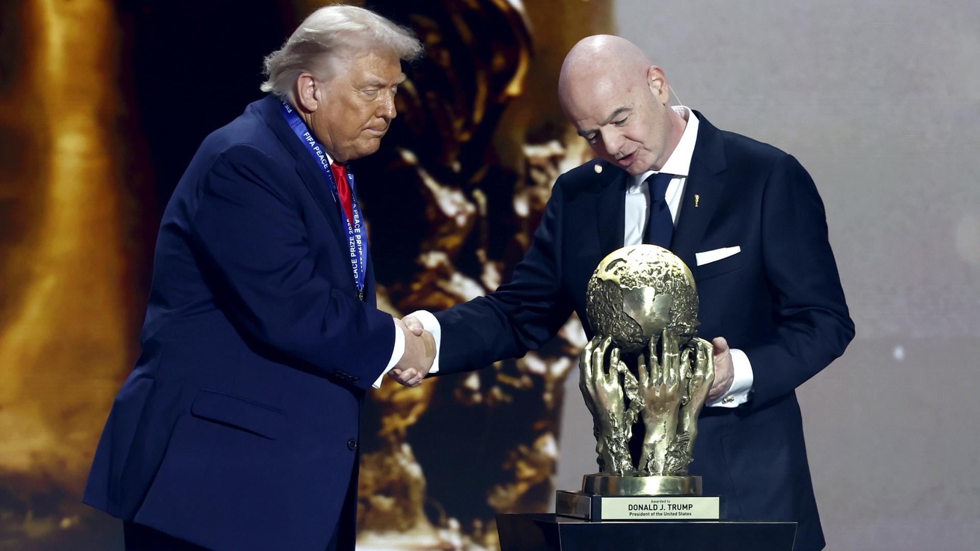 Donald Trump und Gianni Infantino geben sich die Hand  | EPA