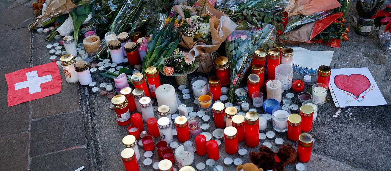 Kerzen und Blumen liegen in der Nähe der Unglücksstelle.