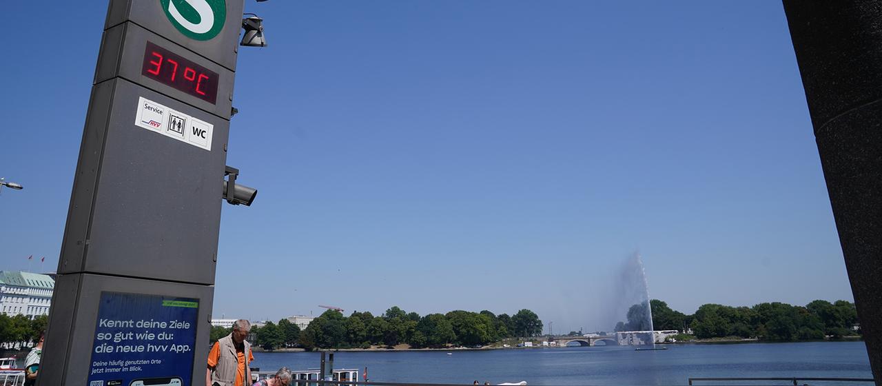 37 Grad Celsius zeigt ein Thermometer an der Binnenalster in Hamburg an.