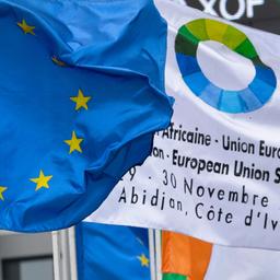 Die Flagge der EU und weht neben der Veranstaltungsflagge des Gipfels in Abidjan.