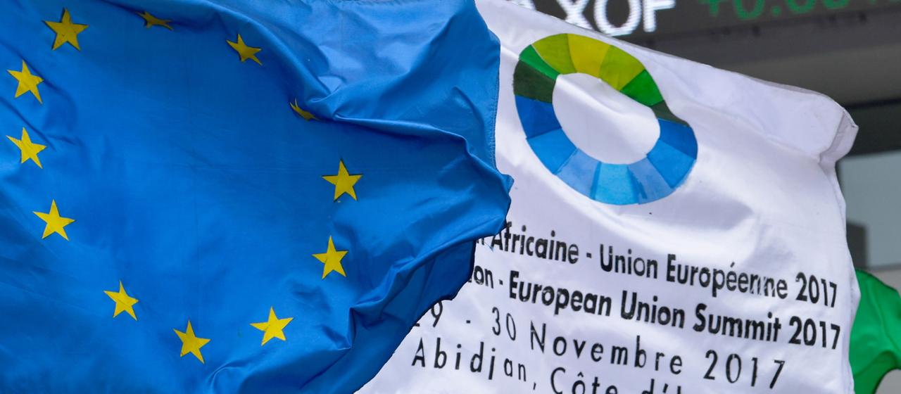 Die Flagge der EU und weht neben der Veranstaltungsflagge des Gipfels in Abidjan.