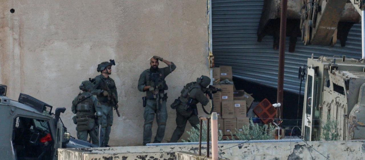 Israelische Soldaten beziehen Stellung während einer Razzia in Dschenin im Westjordanland.