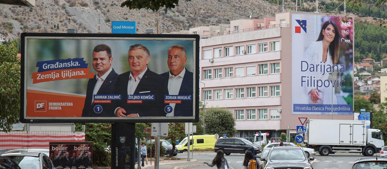 Straße mit Wahlplakaten der Demokratska fronta und HDZ BiH