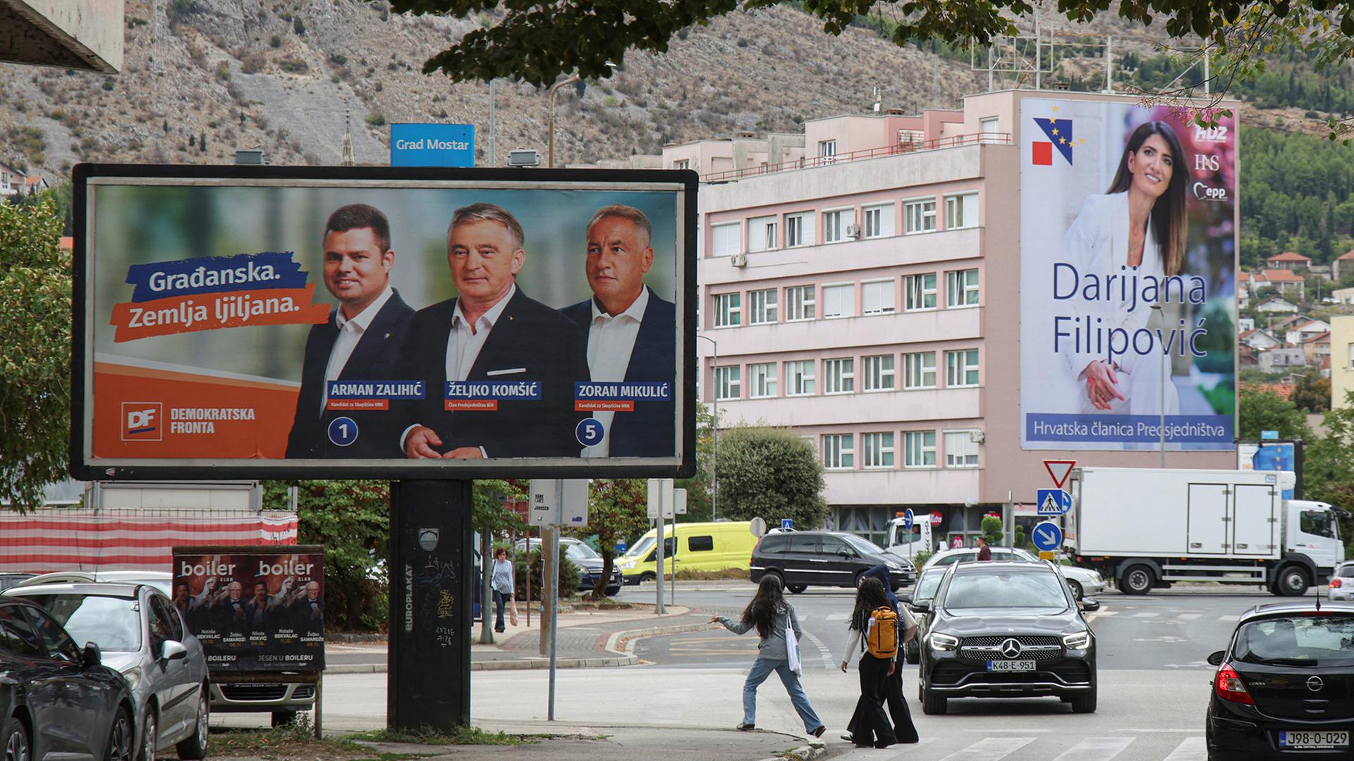  Straße mit Wahlplakaten der Demokratska fronta und HDZ BiH | REUTERS