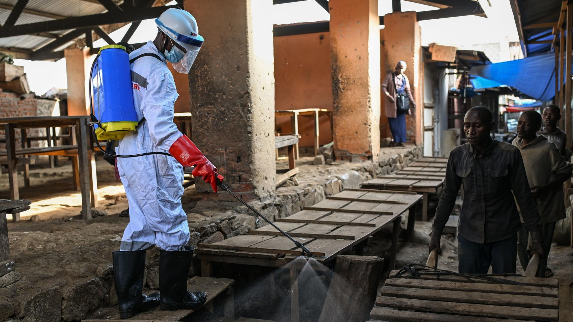 DesinfektionsmaÃnahme gegen Ebola im Kongo | AP Photo/Moses Sawasawa