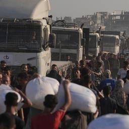 Palästinenser tragen Mehlsäcke, die von einem humanitären Hilfskonvoi abgeladen wurden, der Gaza-Stadt aus dem nördlichen Gazastreifen erreicht hat
