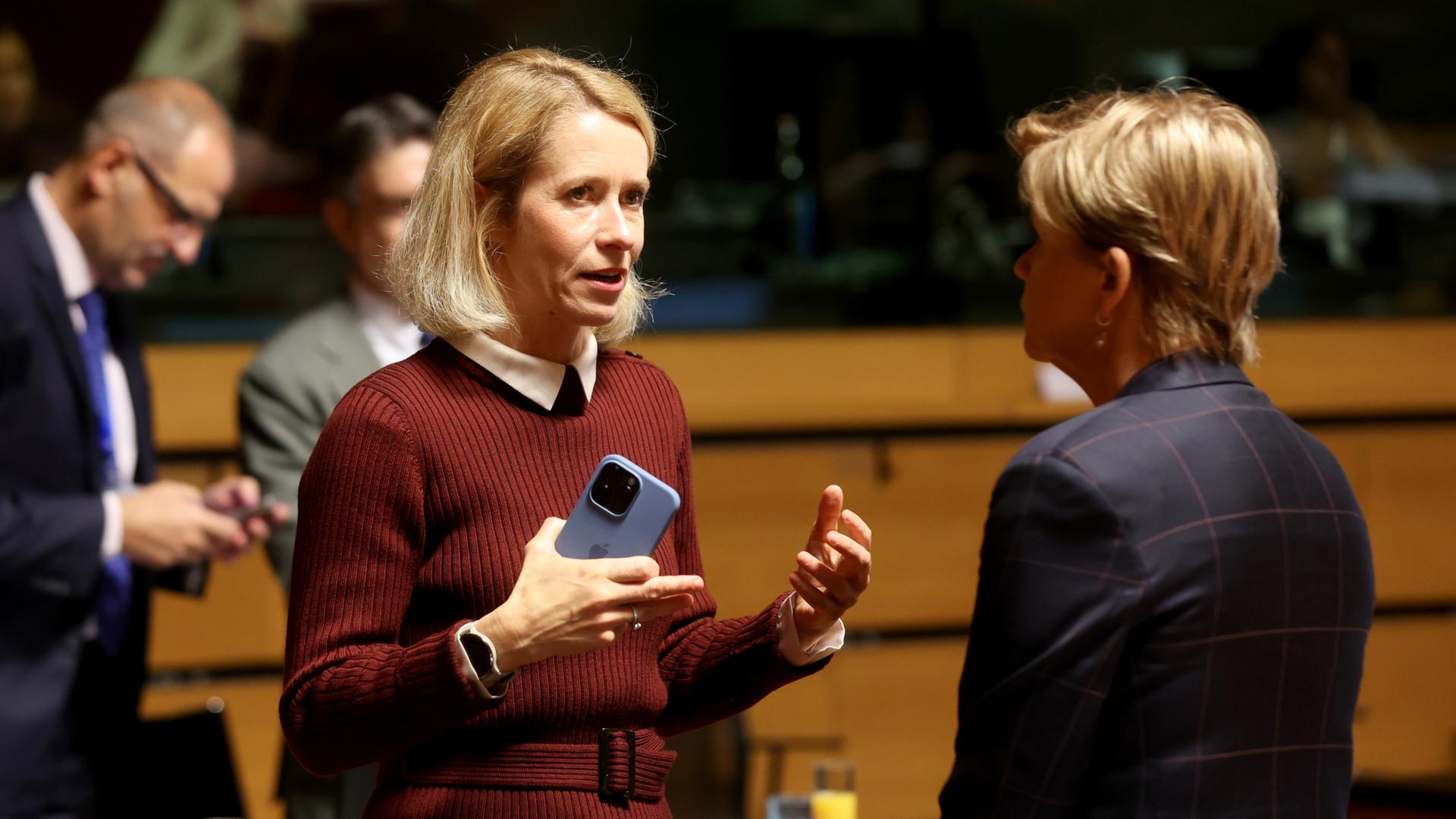Kaja Kallas im Gespräch mit Baiba Braze. | EPA