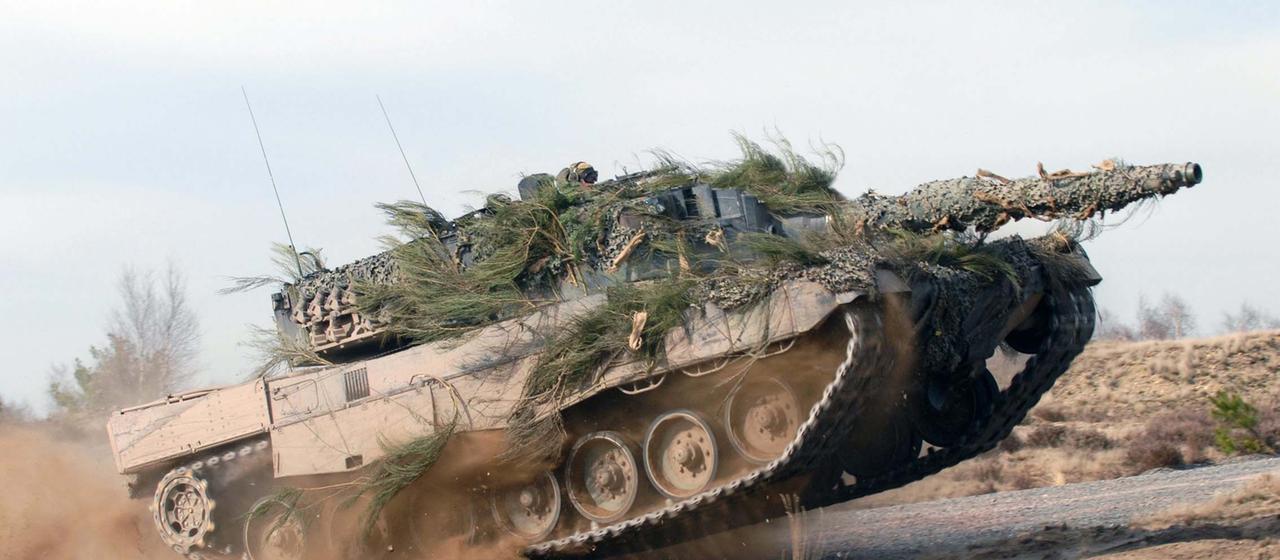 Ein "Leopard 2"-Kampfpanzer auf einem Testgelände. (Quelle: Krauss-Maffei Wegmann)
