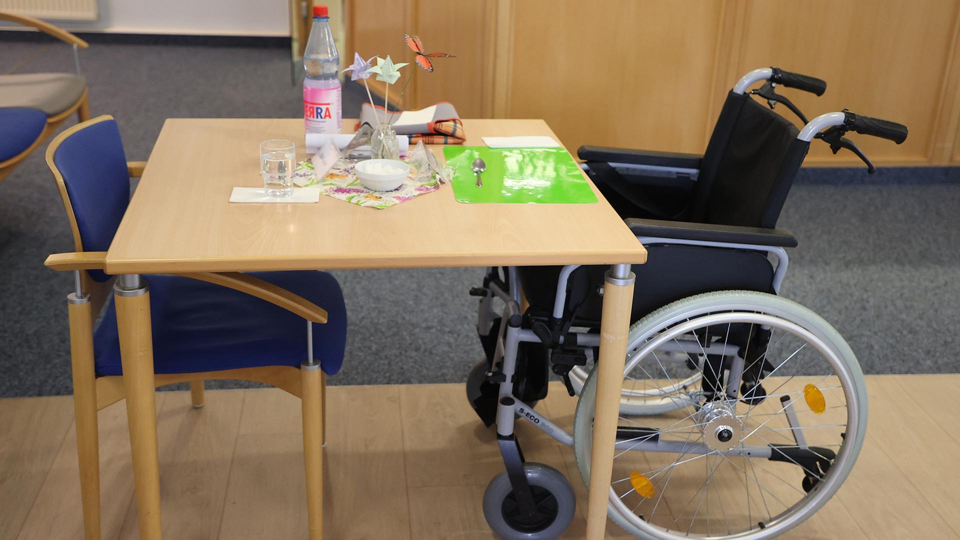 Ein Rollstuhl steht an einem Esstisch in einem Pflegeheim. | dpa