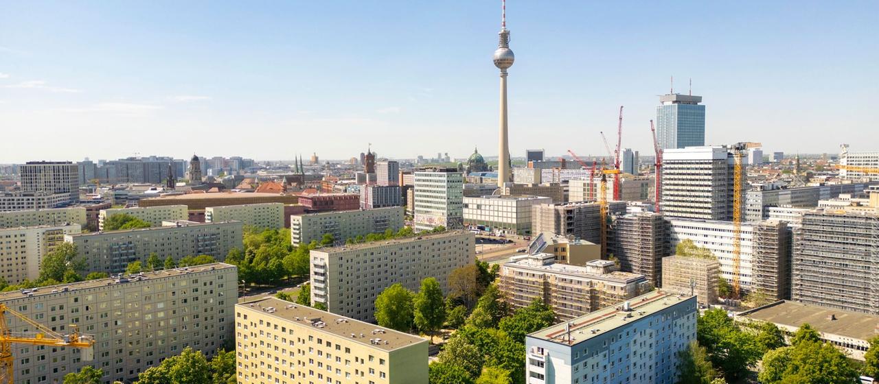 Wohnhäuser in Berlin mit dem Fernsehturm im Hintergrund