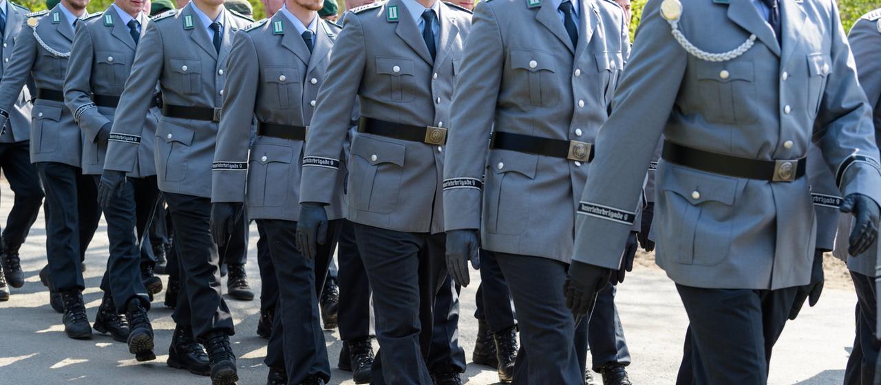 Soldaten der Bundeswehr marschieren bei einem Feierlichen Übergabeappell in Munster, Niedersachsen.