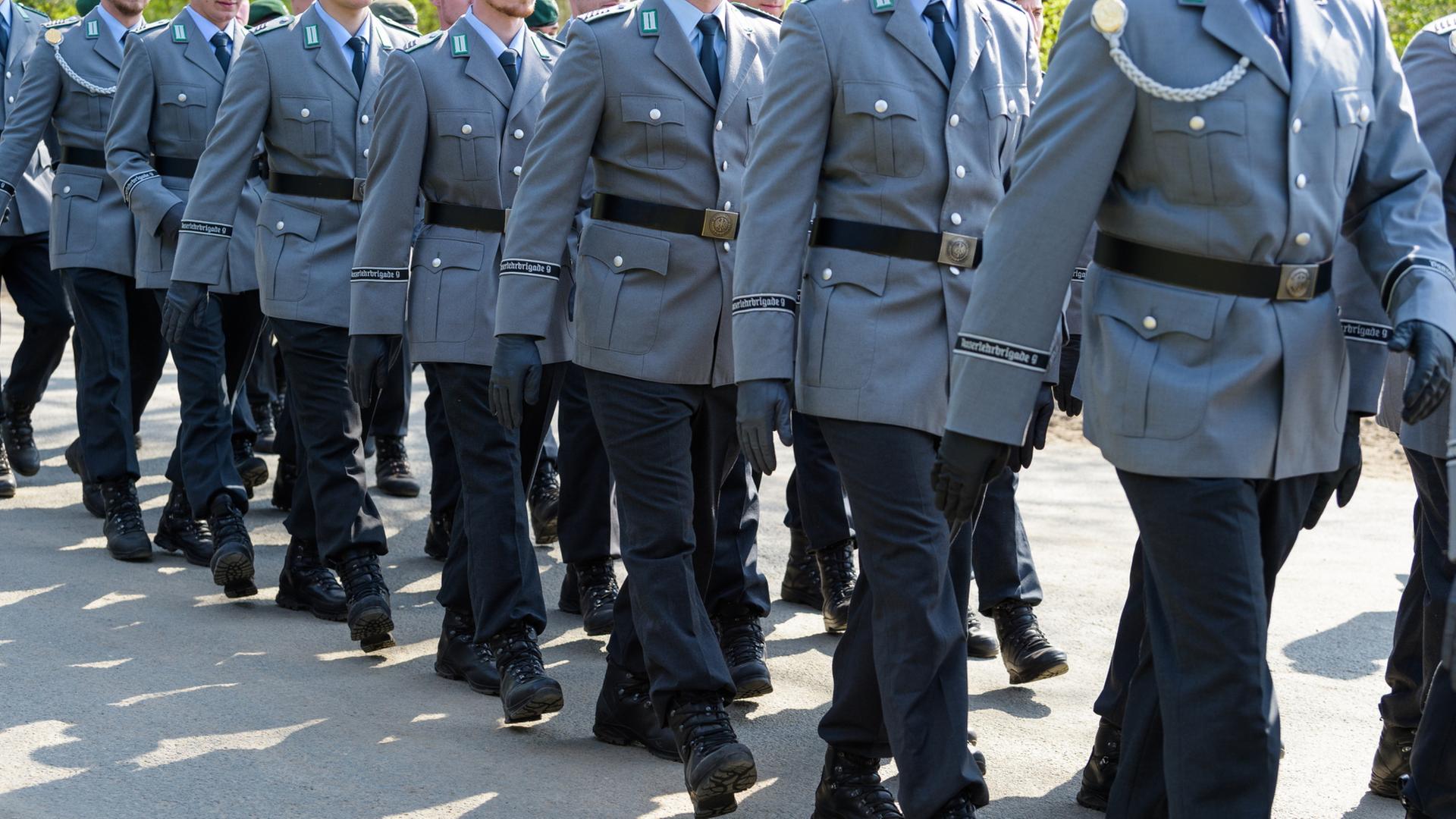 Soldaten der Bundeswehr marschieren bei einem Feierlichen Übergabeappell in Munster, Niedersachsen. | dpa