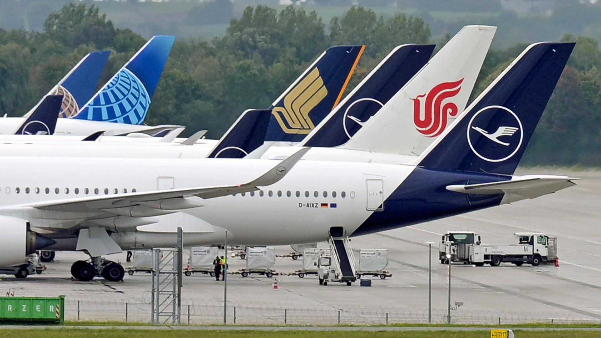 Flugezuge verschiedener Fluggesellschaften stehen an einem Flughafen. | dpa