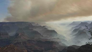 Feuer über dem Grand Canyon in den USA 