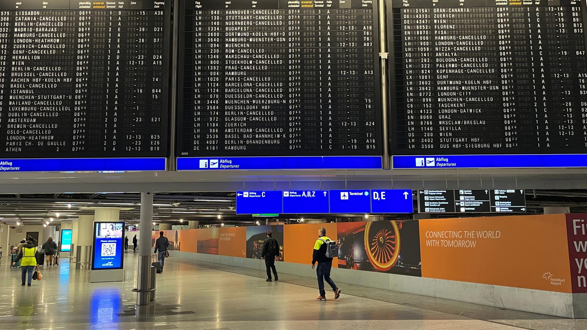 Abflughalle und die Anzeigetafeln am Frankfurter Flughafen | Marc Kalpidis/dpa