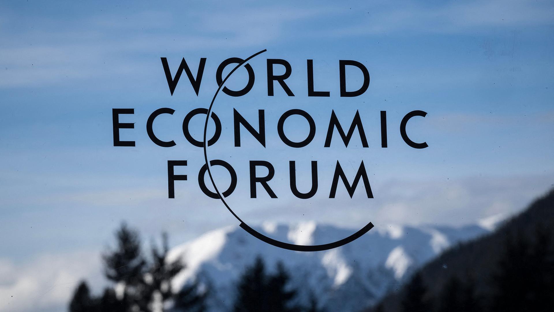 Auf einer Glasscheibe ist das Logo des 