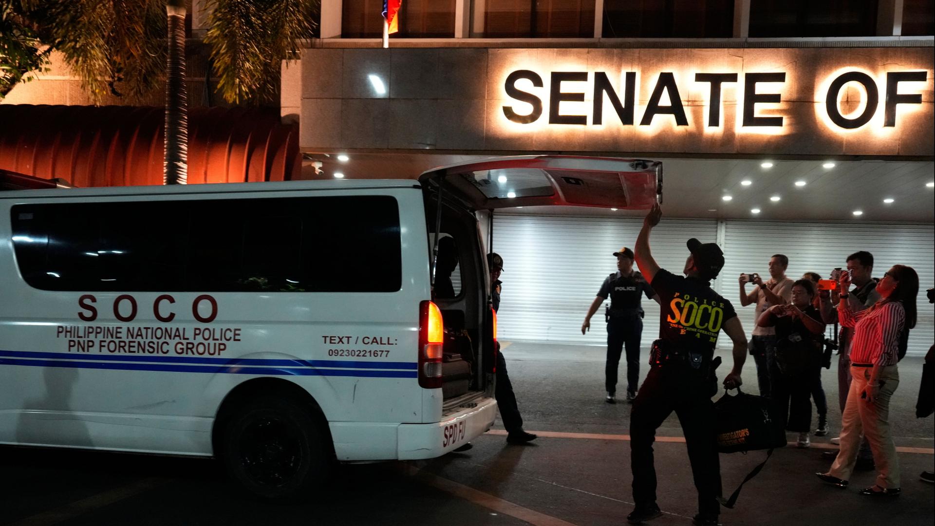 Ein forensisches Team der Polizei trifft ein, nachdem am philippinischen Senat in Pasay Schüsse gefallen sind. | Aaron Favila/AP/dpa