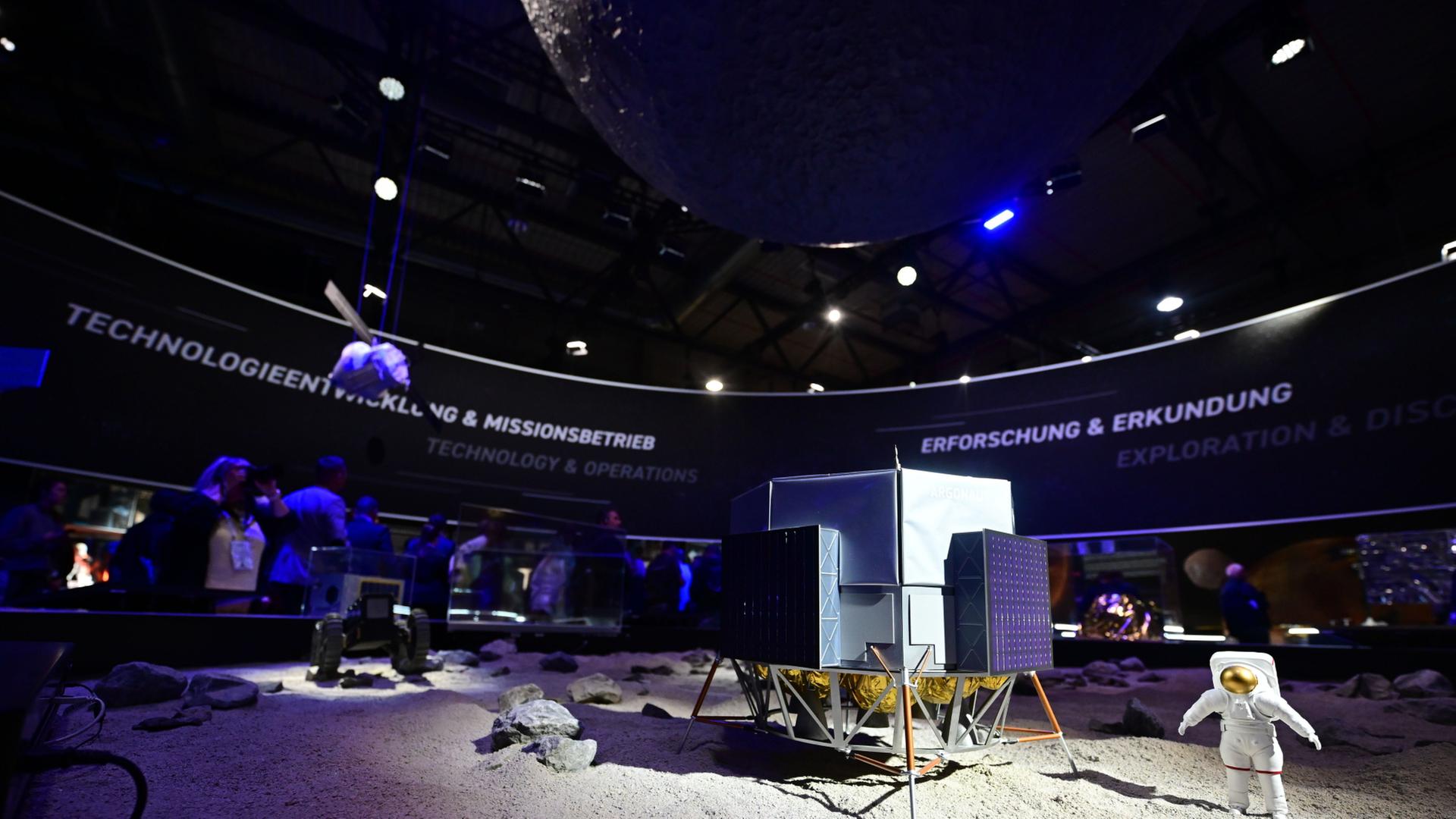 Die Sektion Technologie und Betrieb im Space Pavilion der EuropÃ¤ischen Weltraumorganisation (ESA) auf dem Berlin-ExpoCenter-Airport-Areal. | Sebastian Gollnow/dpa