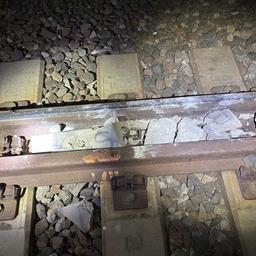 Mehrer Betonsteine liegen auf Gleisen